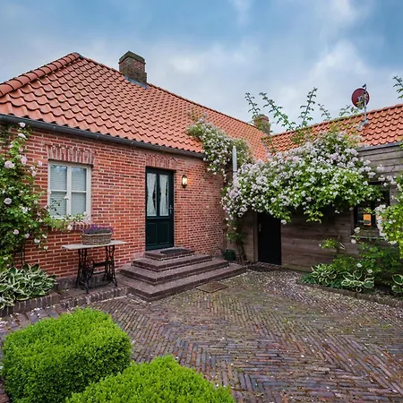 Deichhaus Am Greetsieler Hafen 